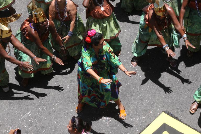 Regina Casé faz coreografia em bloco de Carlinhos Brown em Salvador