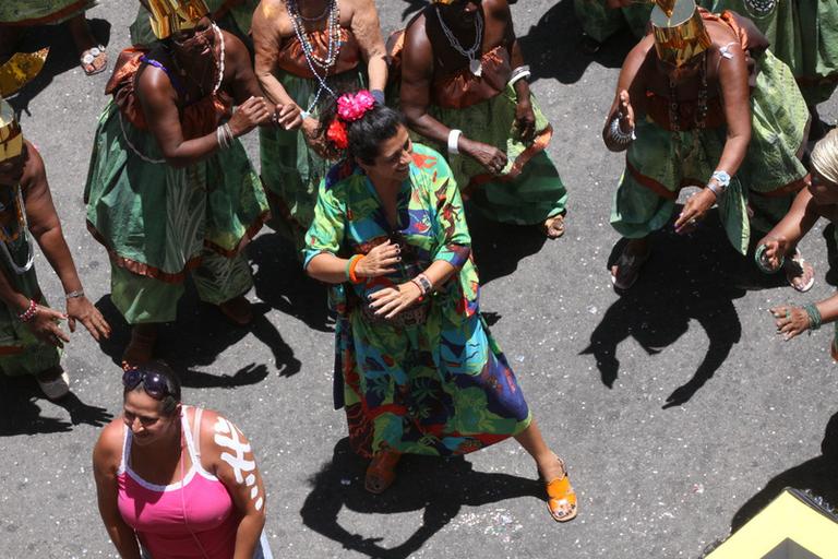 Regina Casé faz coreografia em bloco de Carlinhos Brown em Salvador