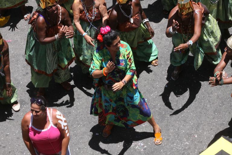 Regina Casé faz coreografia em bloco de Carlinhos Brown em Salvador