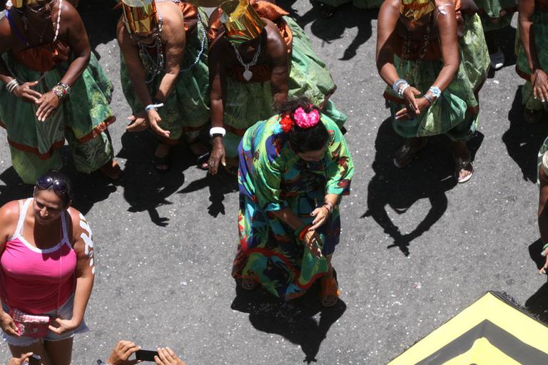 Regina Casé faz coreografia em bloco de Carlinhos Brown em Salvador