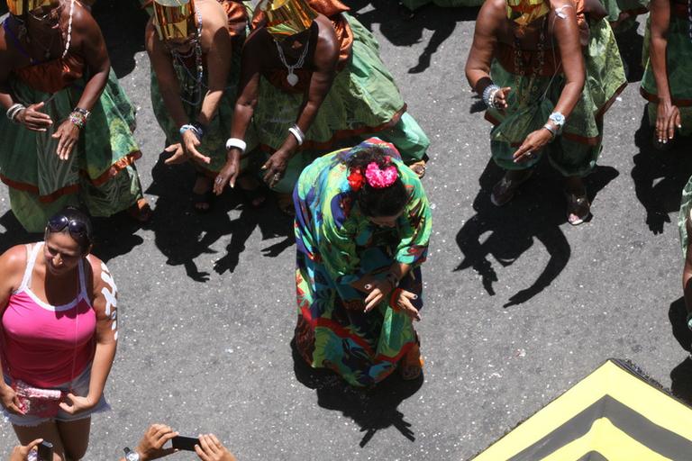 Regina Casé faz coreografia em bloco de Carlinhos Brown em Salvador