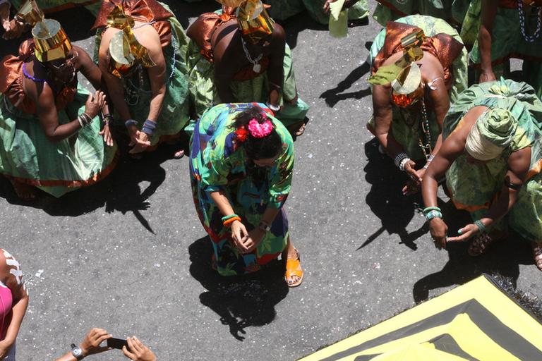 Regina Casé faz coreografia em bloco de Carlinhos Brown em Salvador