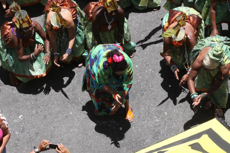 Regina Casé faz coreografia em bloco de Carlinhos Brown em Salvador