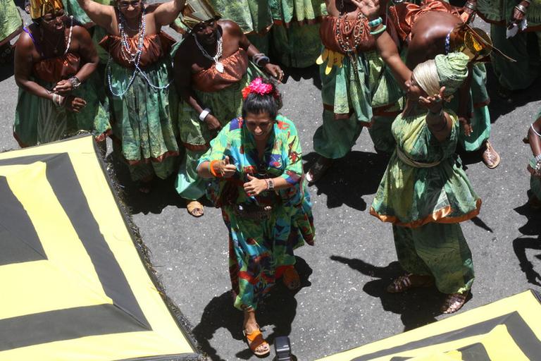 Regina Casé faz coreografia em bloco de Carlinhos Brown em Salvador