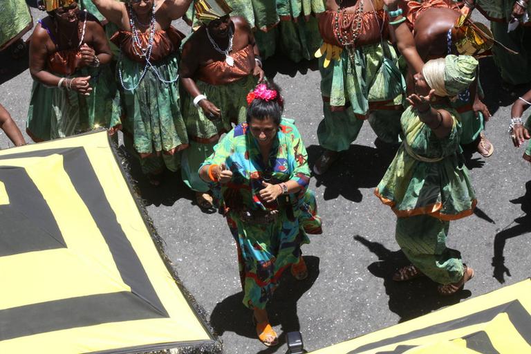 Regina Casé faz coreografia em bloco de Carlinhos Brown em Salvador