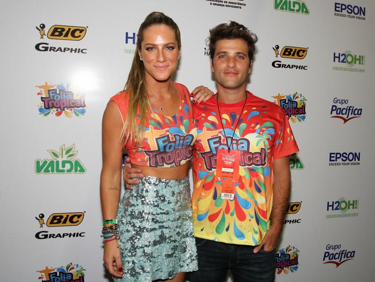 Bruno Gagliasso e Giovanna Ewbank namoram na folia do Rio