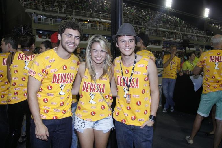 Fernando Roncato com a namorada Lua Blanco e Miguel Roncato