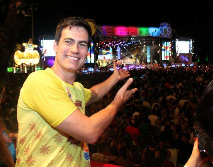 Carlos Casagrande curte show de Zeca Baleiro em Recife