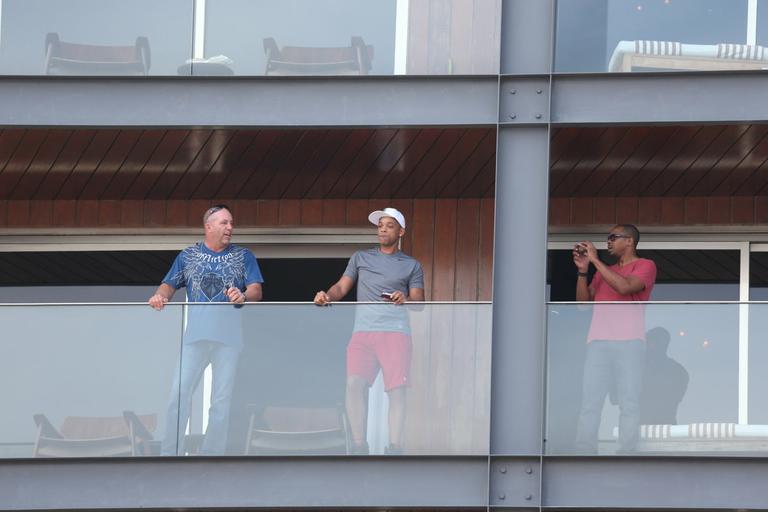 Will Smith na sacada do hotel em Ipanema