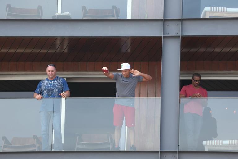 Will Smith na sacada do hotel em Ipanema