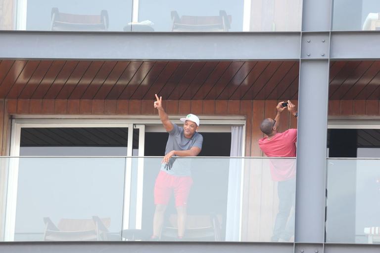 Will Smith na sacada do hotel em Ipanema