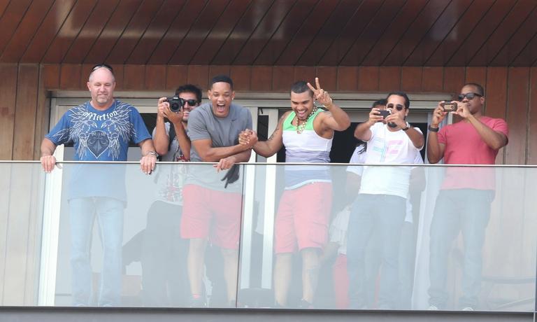 Will Smith recebe Naldo na sacada de sua suíte no Hotel Fasano de Ipanema