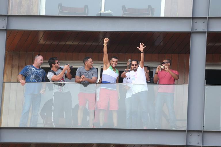 Will Smith recebe Naldo na sacada de sua suíte no Hotel Fasano de Ipanema