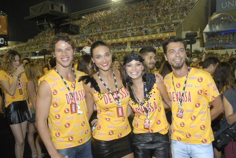 José Loreto, Débora Nascimento, Milena Toscano e amigo