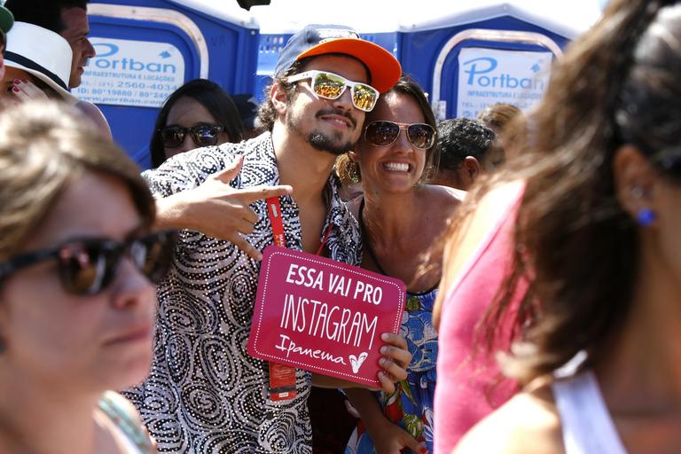 Caio Castro curte bloco 'Me Beija Que Eu Sou Cineasta'