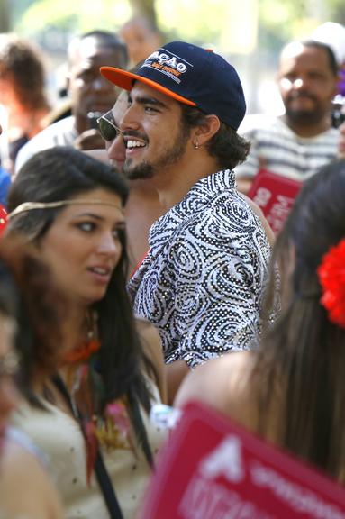 Caio Castro curte bloco 'Me Beija Que Eu Sou Cineasta'