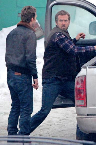 Ryan Reynolds filma cena de luta na neve, no Canadá