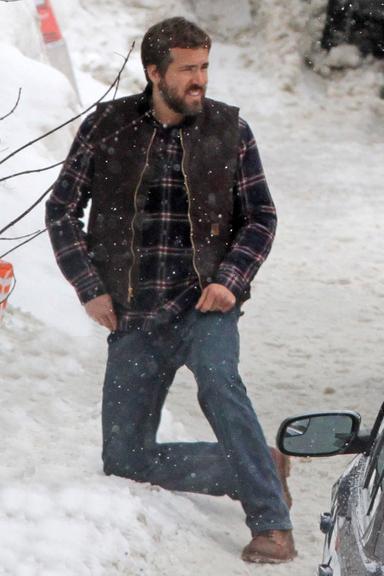 Ryan Reynolds filma cena de luta na neve, no Canadá