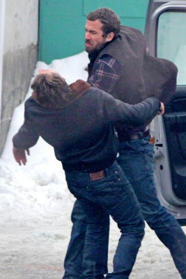 Ryan Reynolds filma cena de luta na neve, no Canadá