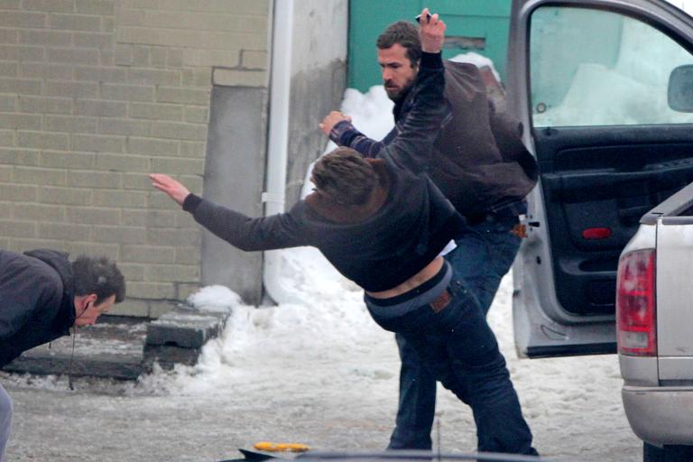 Ryan Reynolds filma cena de luta na neve, no Canadá