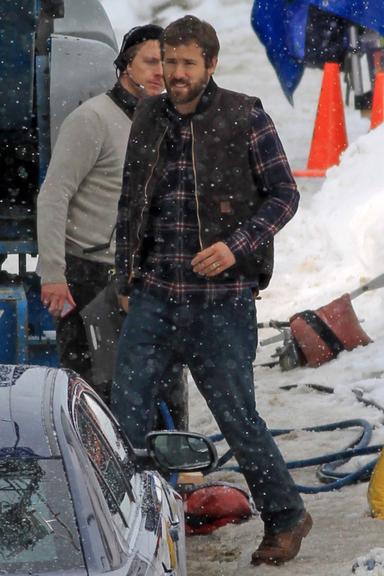 Ryan Reynolds filma cena de luta na neve, no Canadá