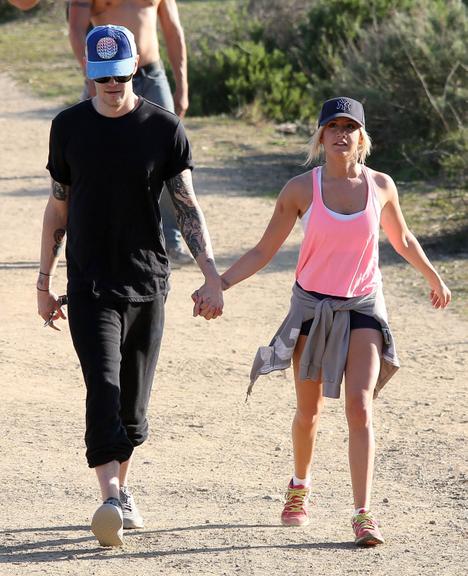 Ashley Tisdale caminha com o namorado, Christopher French, no Valentine's Day