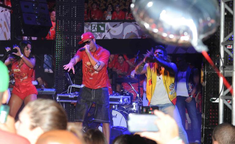 Latino anima o desfile das campeãs do Carnaval de São Paulo