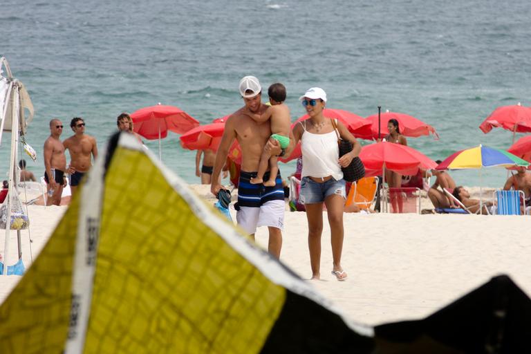 Juliana Paes com o marido, Carlos Eduardo Baptista, e o filho, Pedro