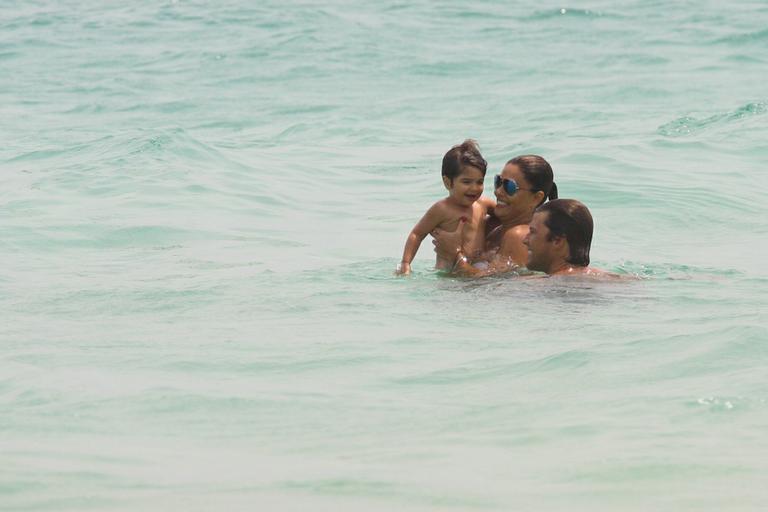 Juliana Paes com o marido, Carlos Eduardo Baptista, e o filho, Pedro