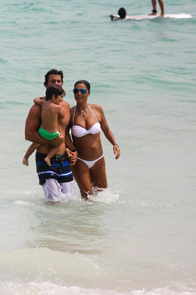 Juliana Paes com o marido, Carlos Eduardo Baptista, e o filho, Pedro