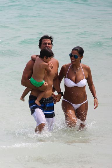 Juliana Paes com o marido, Carlos Eduardo Baptista, e o filho, Pedro