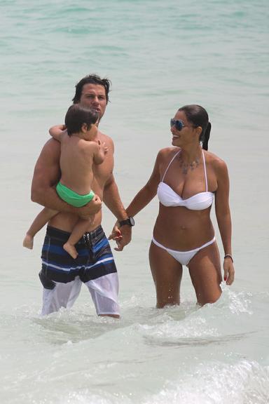 Juliana Paes com o marido, Carlos Eduardo Baptista, e o filho, Pedro