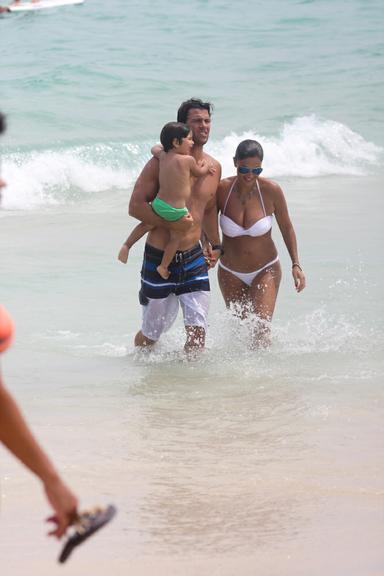 Juliana Paes com o marido, Carlos Eduardo Baptista, e o filho, Pedro