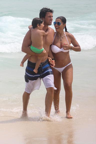 Juliana Paes com o marido, Carlos Eduardo Baptista, e o filho, Pedro