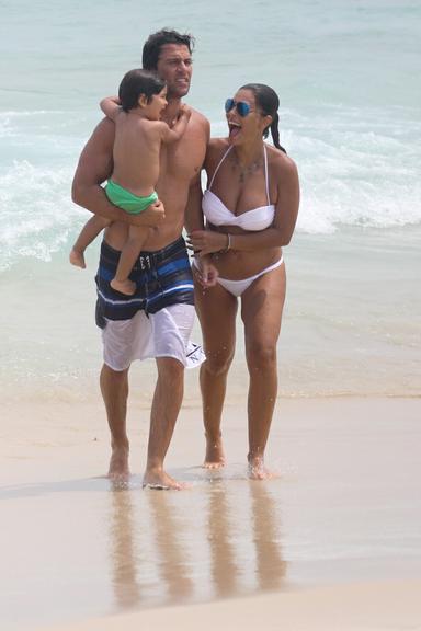 Juliana Paes com o marido, Carlos Eduardo Baptista, e o filho, Pedro