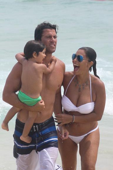 Juliana Paes com o marido, Carlos Eduardo Baptista, e o filho, Pedro