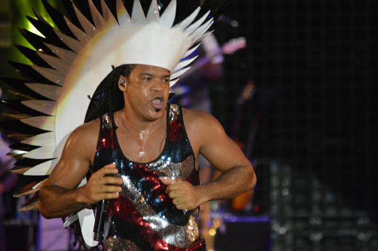 Carlinhos Brown recebe amigos em show em Salvador