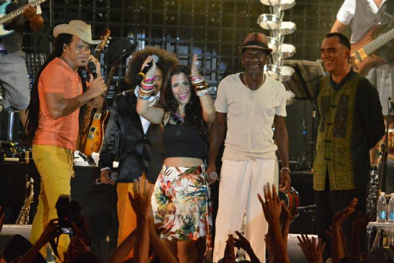 Carlinhos Brown recebe amigos em show em Salvador