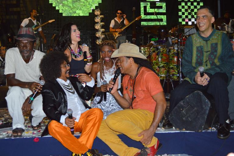 Carlinhos Brown recebe amigos em show em Salvador