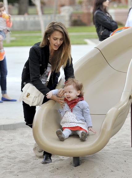 Jessica Alba curte família em parque de Beverly Hills, Estados Unidos