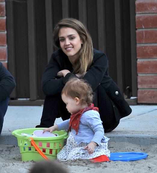 Jessica Alba curte família em parque de Beverly Hills, Estados Unidos