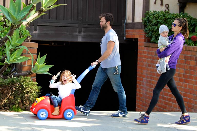 Alessandra Ambrosio e Jamie Mazur com os filhos Anja e Noah