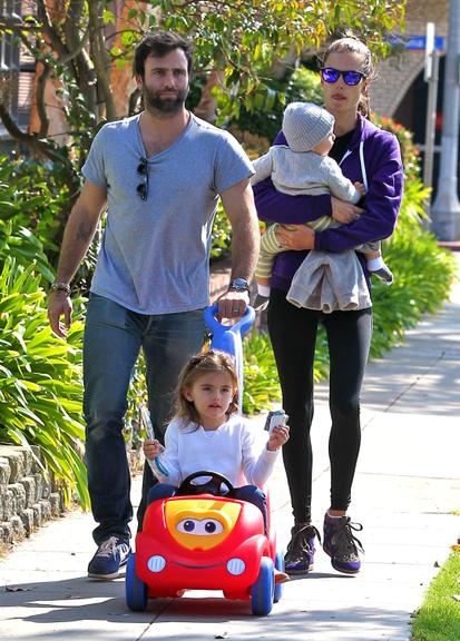 Alessandra Ambrosio e Jamie Mazur com os filhos Anja e Noah