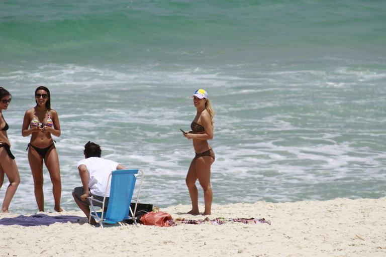 Carolina Dieckmann na praia da Barra da Tijuca com o amigo Bruno de Luca