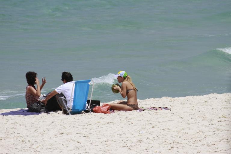 Carolina Dieckmann na praia da Barra da Tijuca com o amigo Bruno de Luca