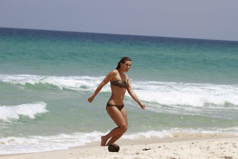 Carolina Dieckmann na praia da Barra da Tijuca com o amigo Bruno de Luca