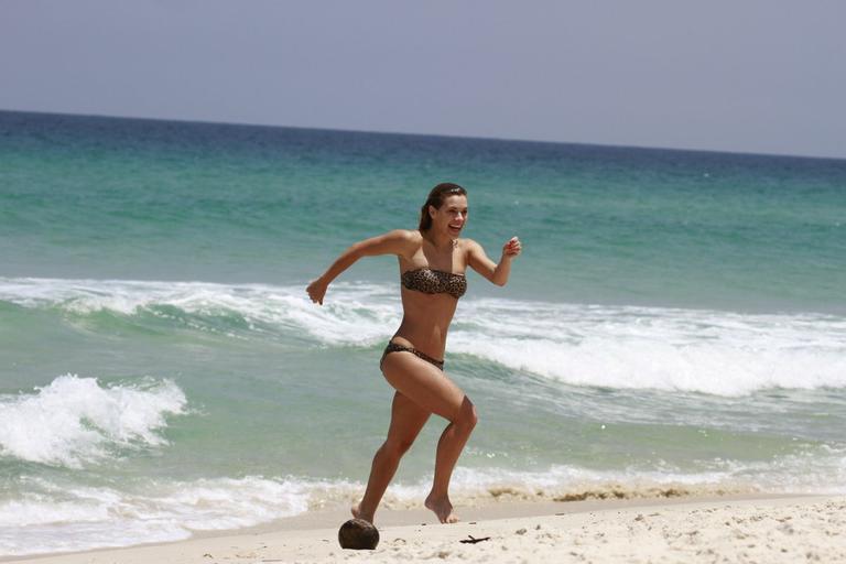 Carolina Dieckmann na praia da Barra da Tijuca com o amigo Bruno de Luca