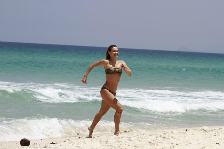 Carolina Dieckmann na praia da Barra da Tijuca com o amigo Bruno de Luca