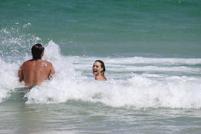 Carolina Dieckmann na praia da Barra da Tijuca com o amigo Bruno de Luca