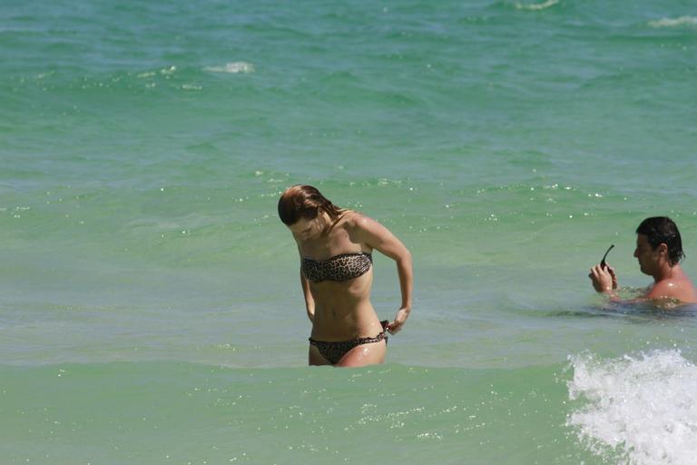 Carolina Dieckmann na praia da Barra da Tijuca com o amigo Bruno de Luca